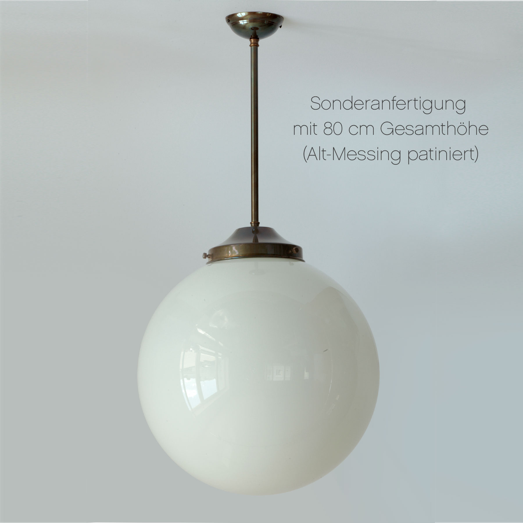 Nostalgische Stab-Pendelleuchte mit opal-weißer Glaskugel Ø 40 cm – Casa Lumi