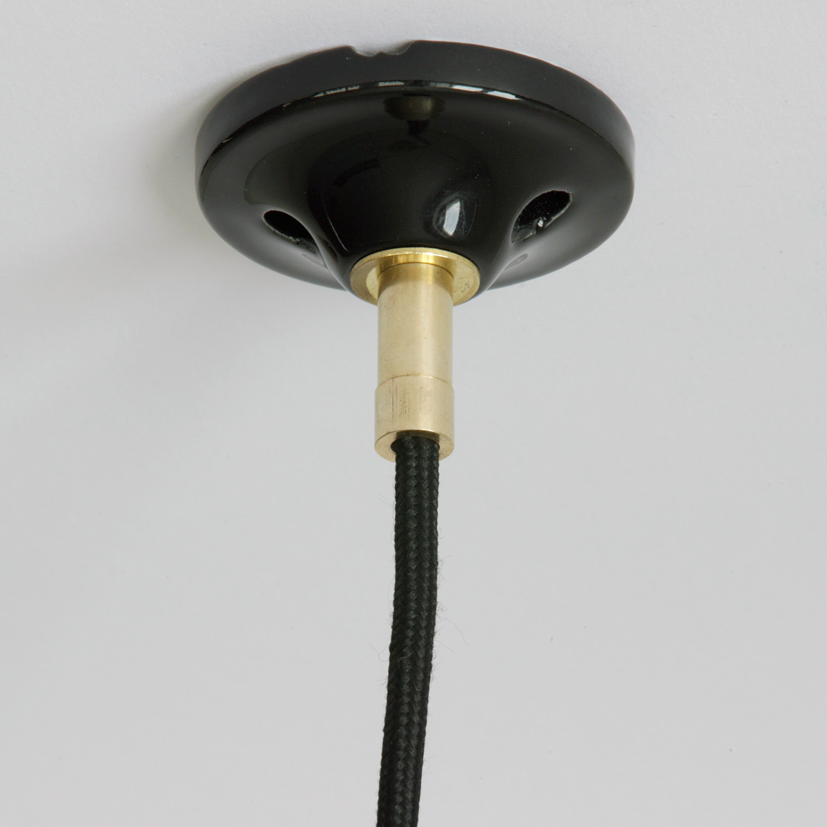 Moderne Fassungs-Hängeleuchte mit kleinem Schirm: Deckenteil Porzellan und Messing, (schwarze Ausführung)