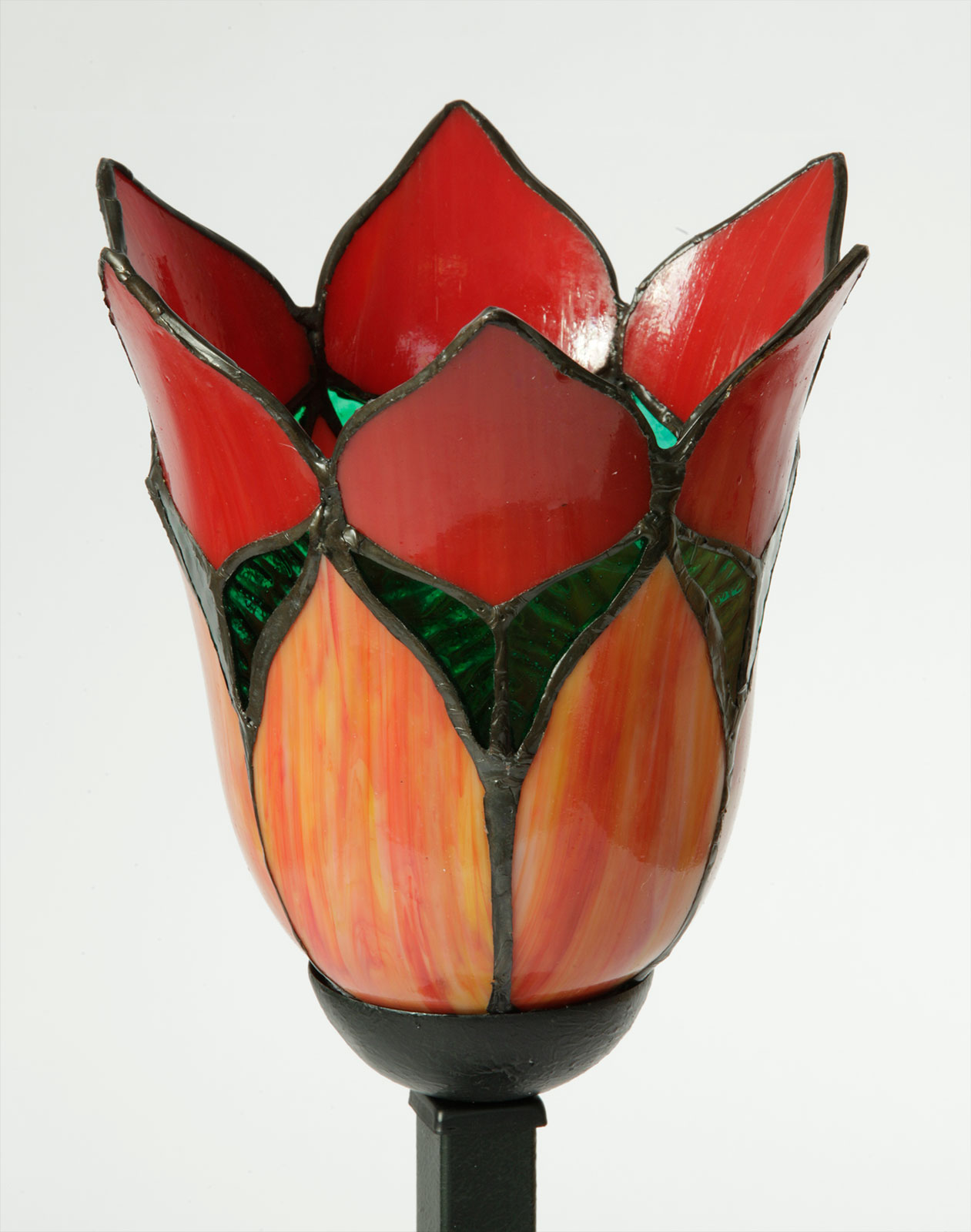 Kleine Tischleuchte mit rotem Blüten-Schirm aus Tiffany-Glas, Bild 2 Kleine Tischleuchte mit rotem Blüten-Schirm aus Tiffany-Glas, Bild 2