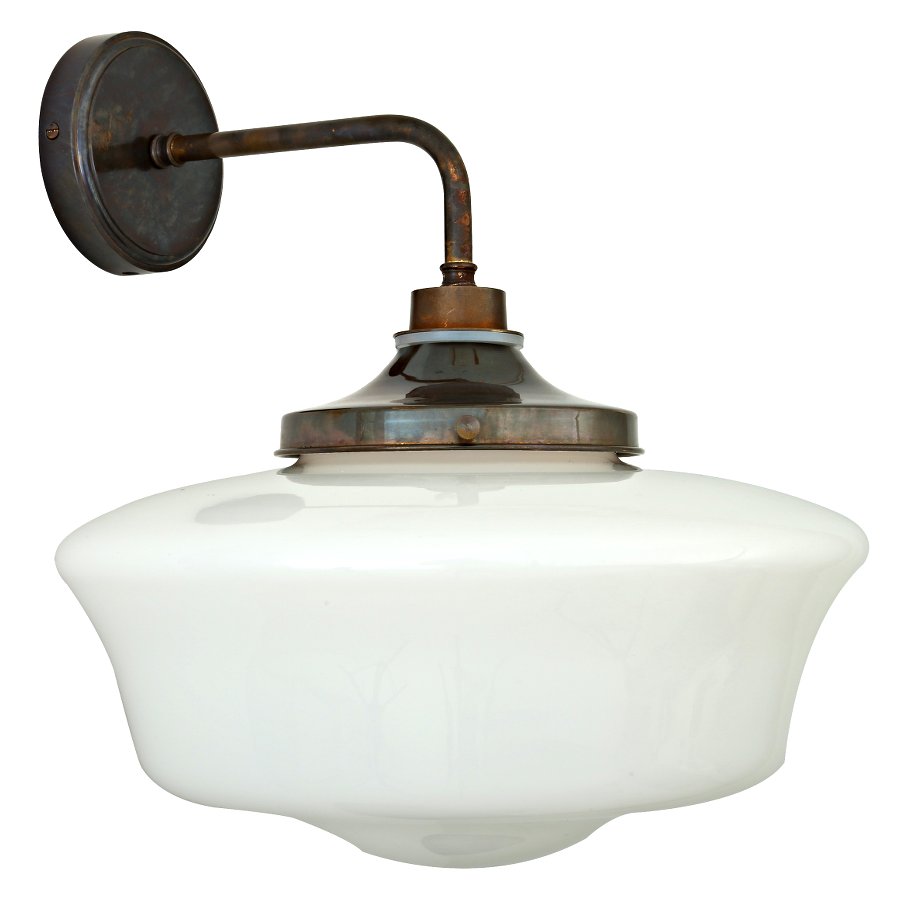 Wandlampe mit gestuftem Opalglasschirm, IP44: Wandlampe mit gestuftem Opalglasschirm, IP44; Alt-Messing patiniert