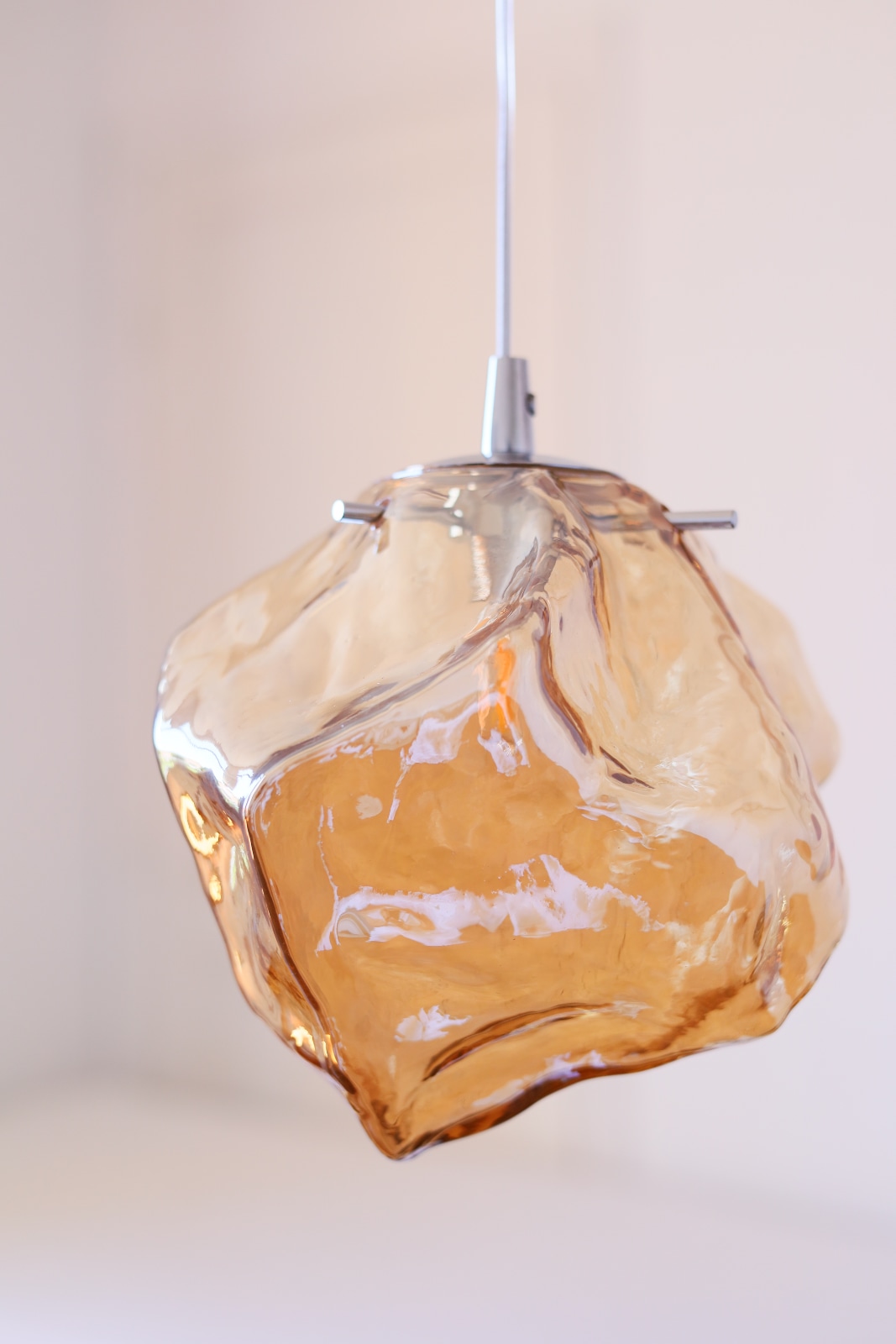 Bild 2: Die Pendelleuchte im ausgeschalteten Zustand Französische Hängeleuchte mit Bernstein-Strukturglas: Die Pendelleuchte im ausgeschalteten Zustand
