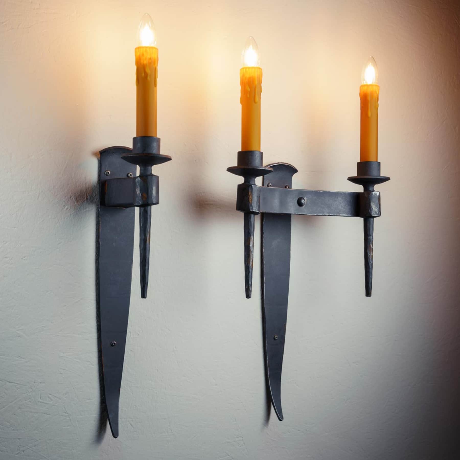 Handgeschmiedete Kerzen-Wandleuchte (Kandelaber),  ein- oder zweiflammig Handgeschmiedete Kerzen-Wandleuchte (Kandelaber),  ein- oder zweiflammig