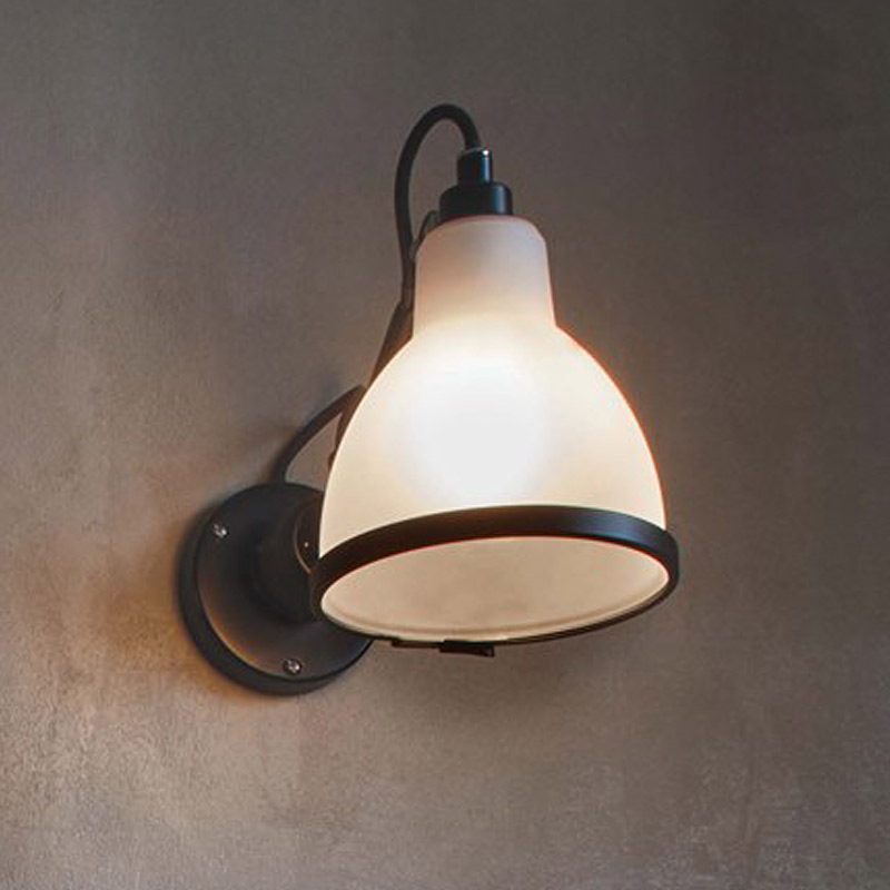 Bad-Gelenkwandlampe N° 304 BATHROOM mit opalem Schirm Bad-Gelenkwandlampe N° 304 BATHROOM mit opalem Schirm