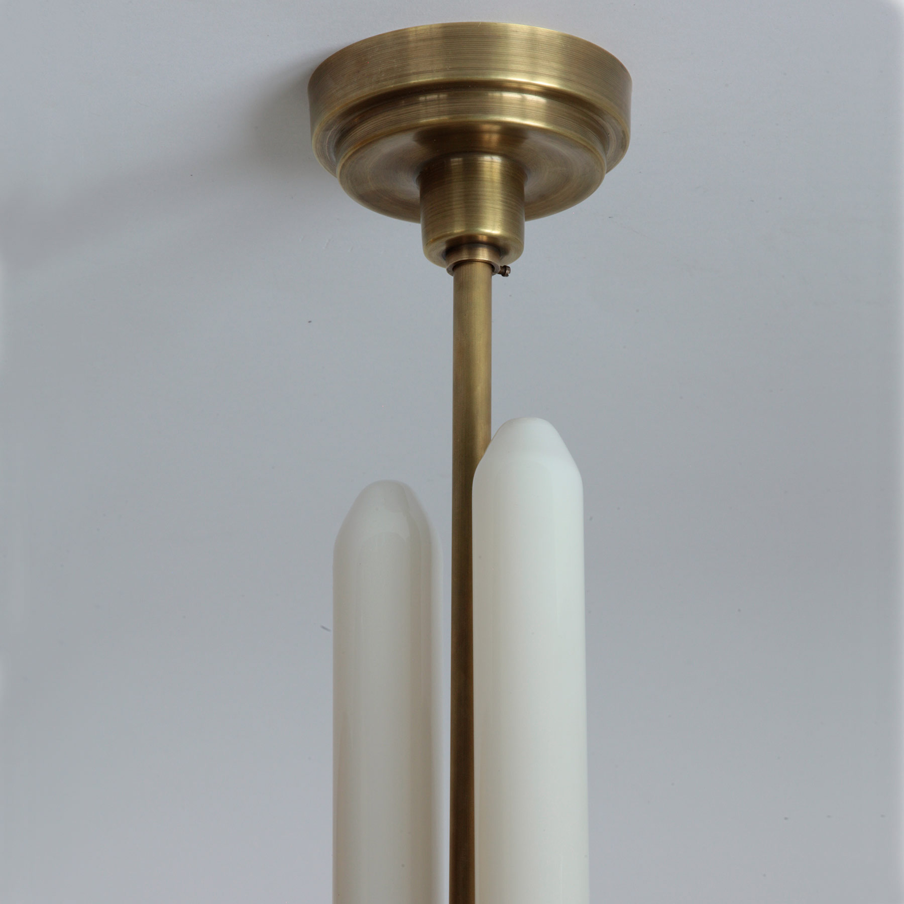 Extravagante Kugel-Hängeleuchte mit zwei Röhrenlampen im Art déco-Stil der 30er Jahre: Messing antik handpatiniert