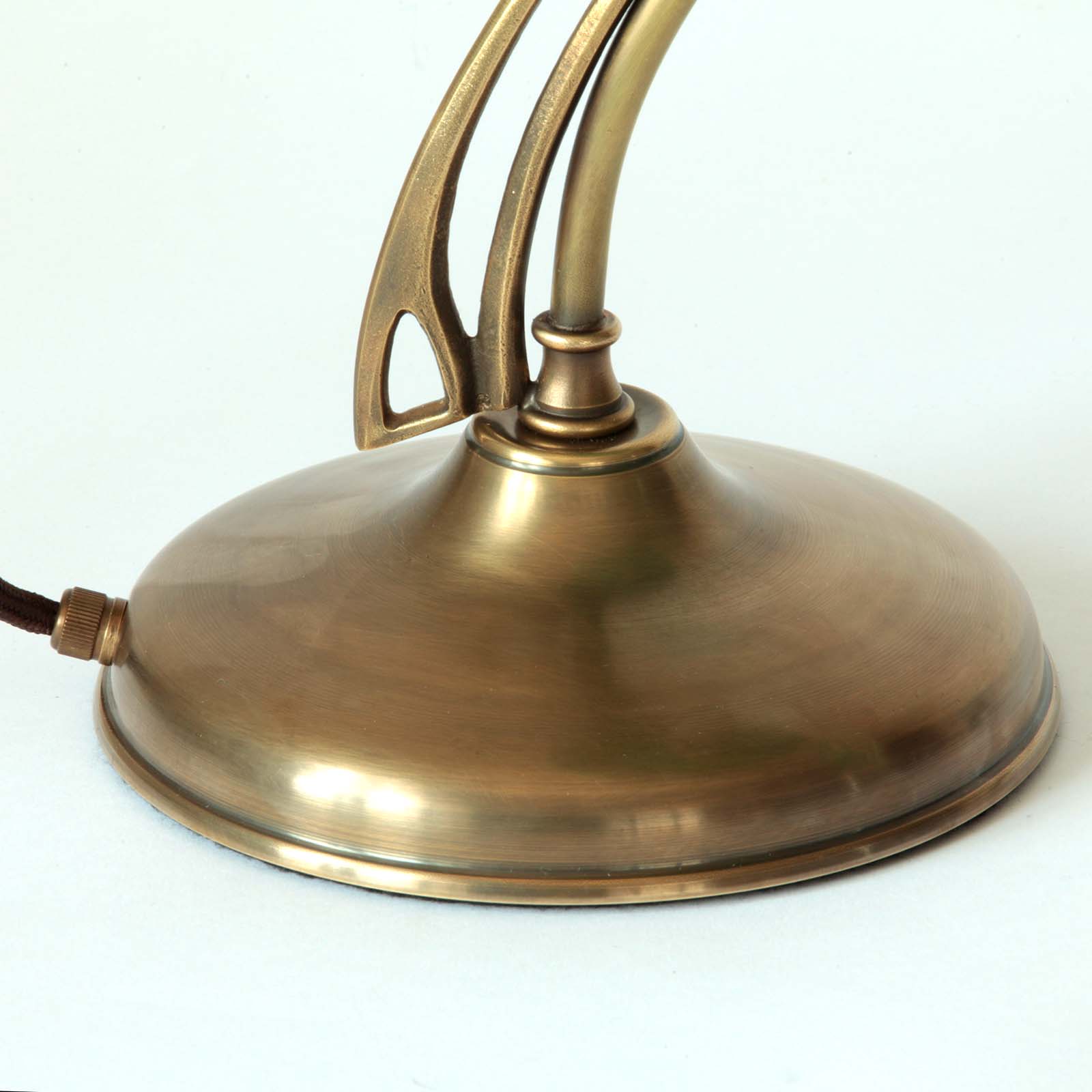 Art Nouveau "Mushroom" Table Lamp with Curved Brass Frame: Abgebildet in antik handpatiniert (Altmessing)
