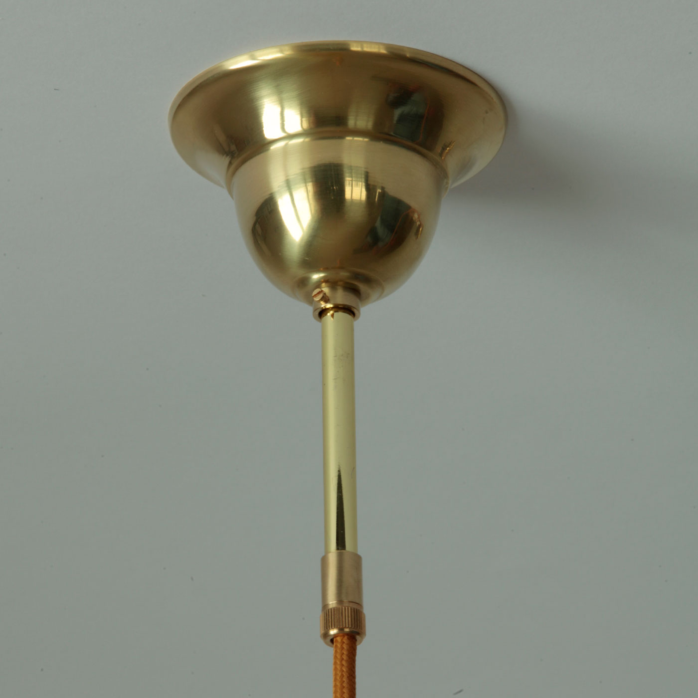Kleine Pendelleuchte mit opalem Becher-Glasschirm (Ø 15 cm): Baldachin in der Messing-Oberfläche „poliert, unlackiert“