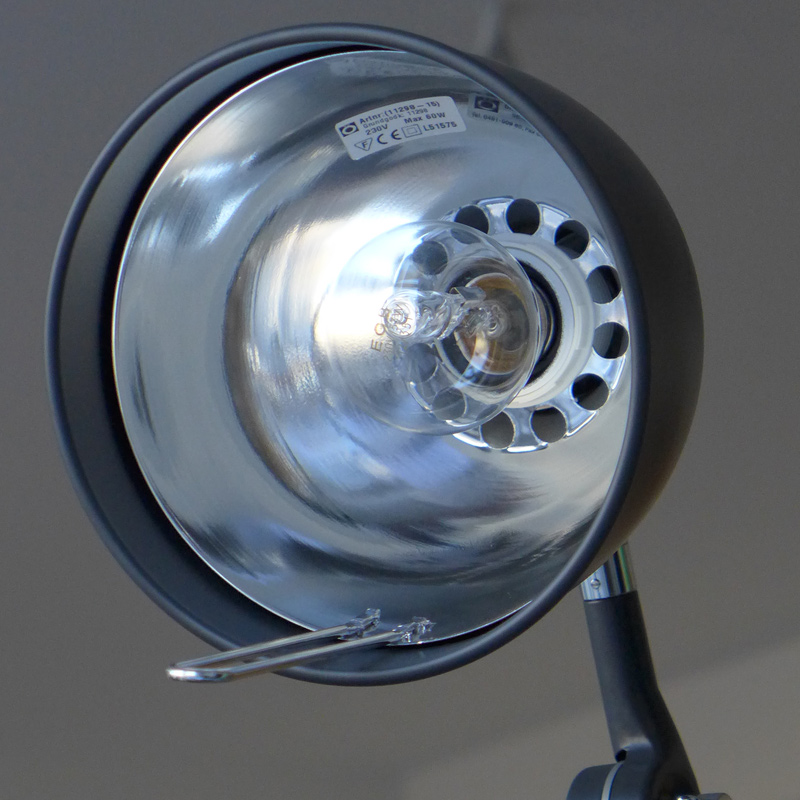 Verstellbare Werkstatt-Wandlampe aus Schweden PJ71: Mit verchromtem Innenreflektor und Haltebügel