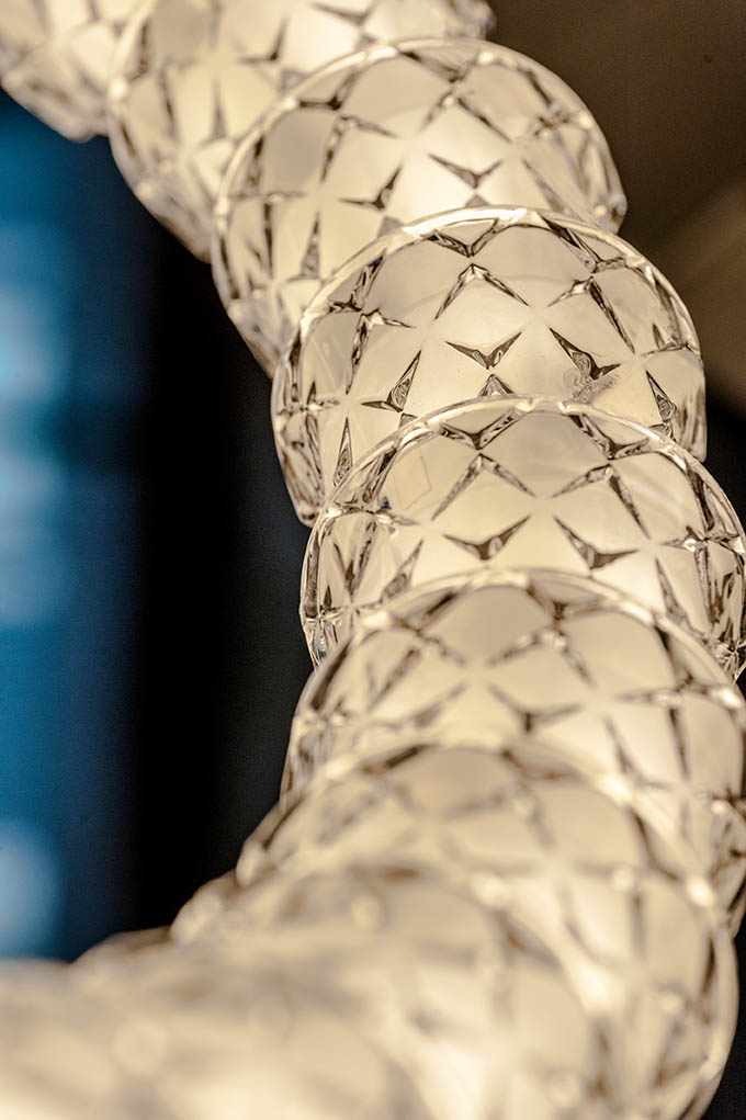 Extravaganter, moderner Design-Leuchter ELISA: Der Kronleuchter setzt sich aus hochwertigen Glas-Elementen zusammen.