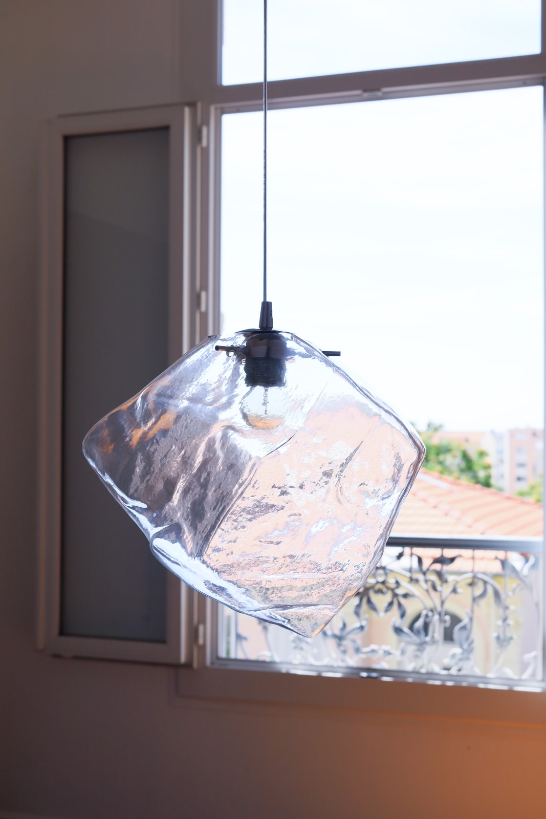 Hängeleuchte QUARTZ mit organisch geformtem Klarglas, Bild 6 Hängeleuchte QUARTZ mit organisch geformtem Klarglas, Bild 6