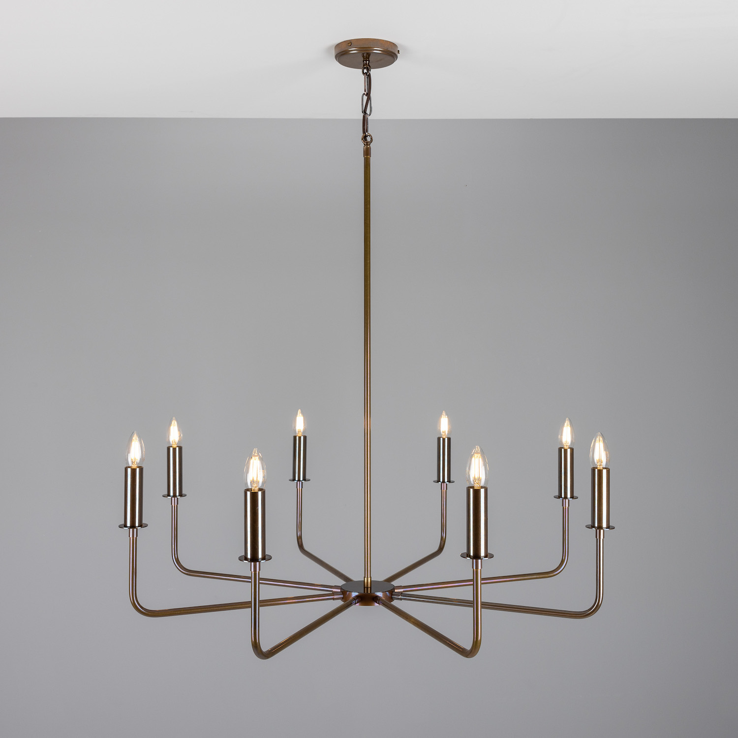 Modern Eight-Light Chandelier: Alt-Messing patiniert