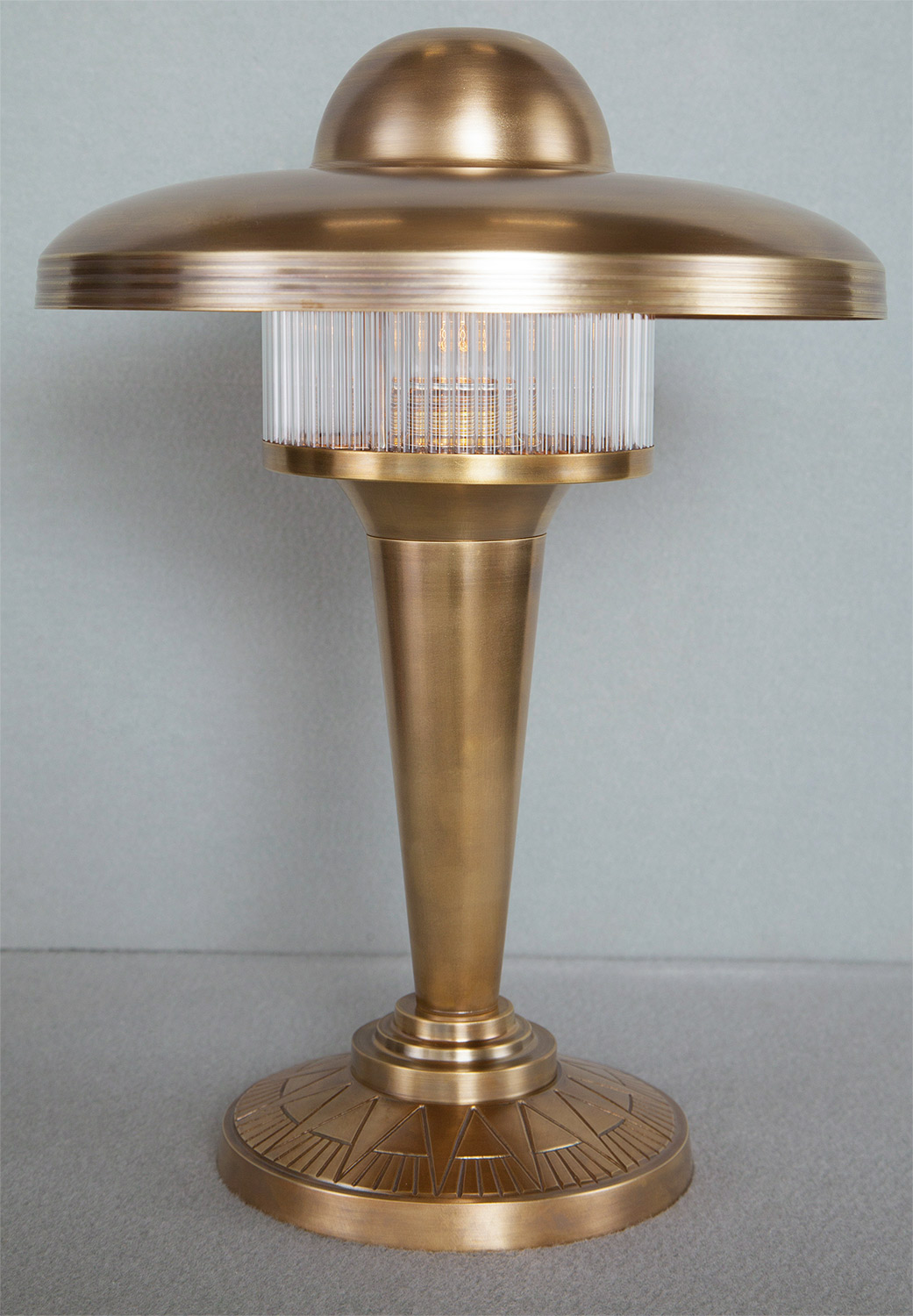 Art déco-Tischlampe mit Messinghaube und Kristallglas: antik handpatiniert
