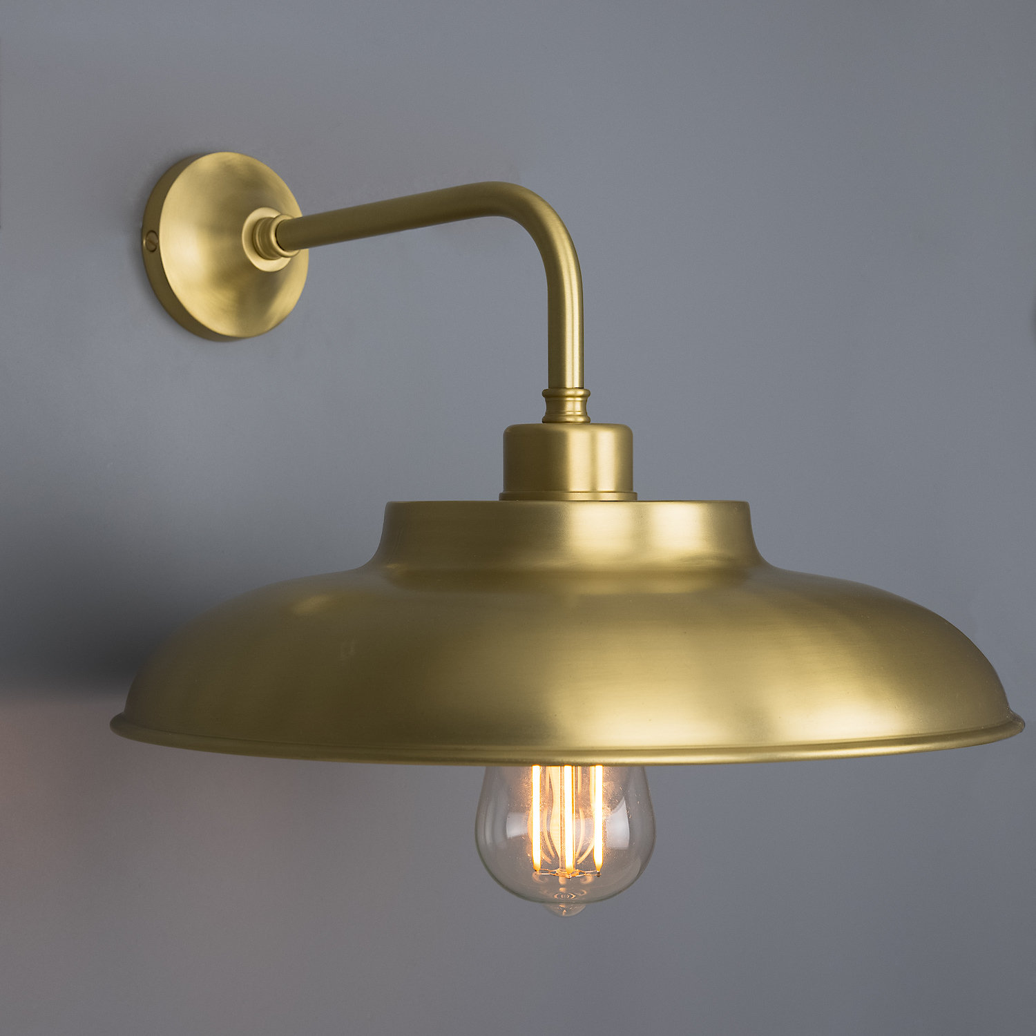 Industrial Wall Sconce With Flat Brass Shade: Messing satiniert