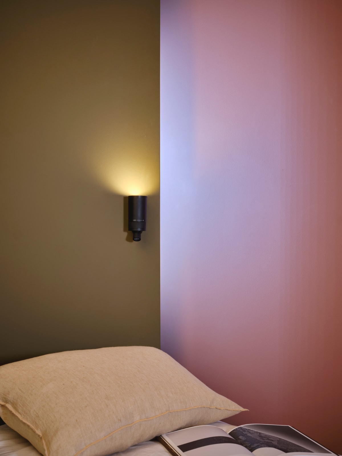 Dimmable Wall Spot with Up-Light: Hier ist nur das Up-Light angeschaltet.