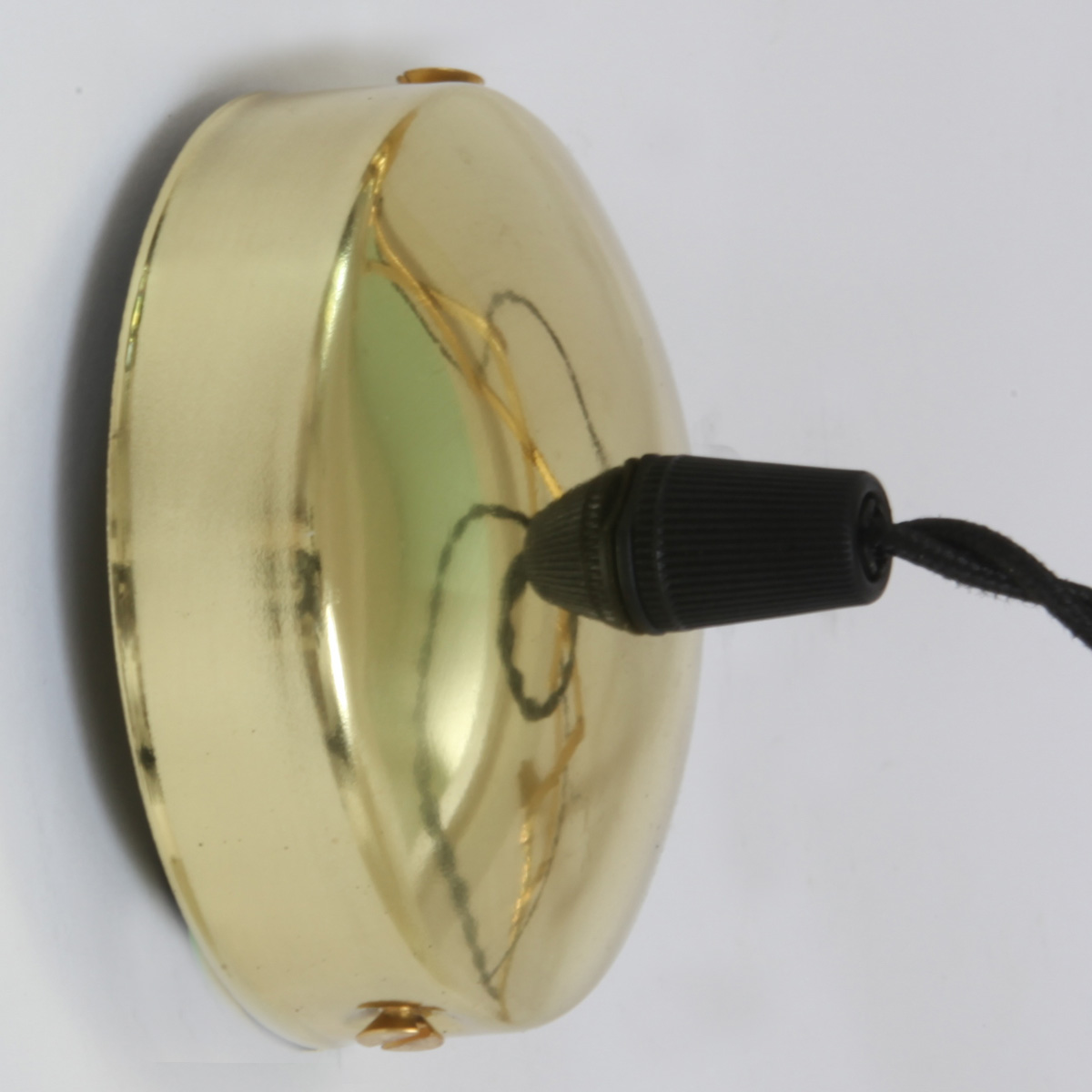 Scherenleuchte mit flachem Glasschirm: Die Wandrosette, wo die Textilkabelzuleitung mit der Stromzufuhr verbunden wird (Messing poliert)