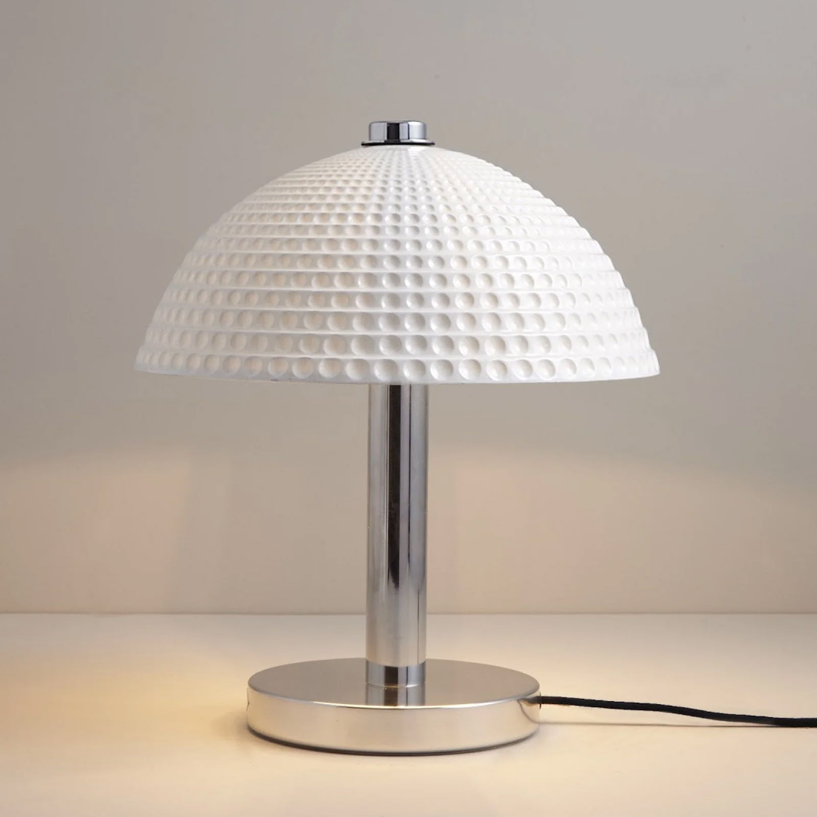 Pilz-Tischleuchte mit Schirm aus Porzellan COSMO: hier in der Ausführung mit Grübchen