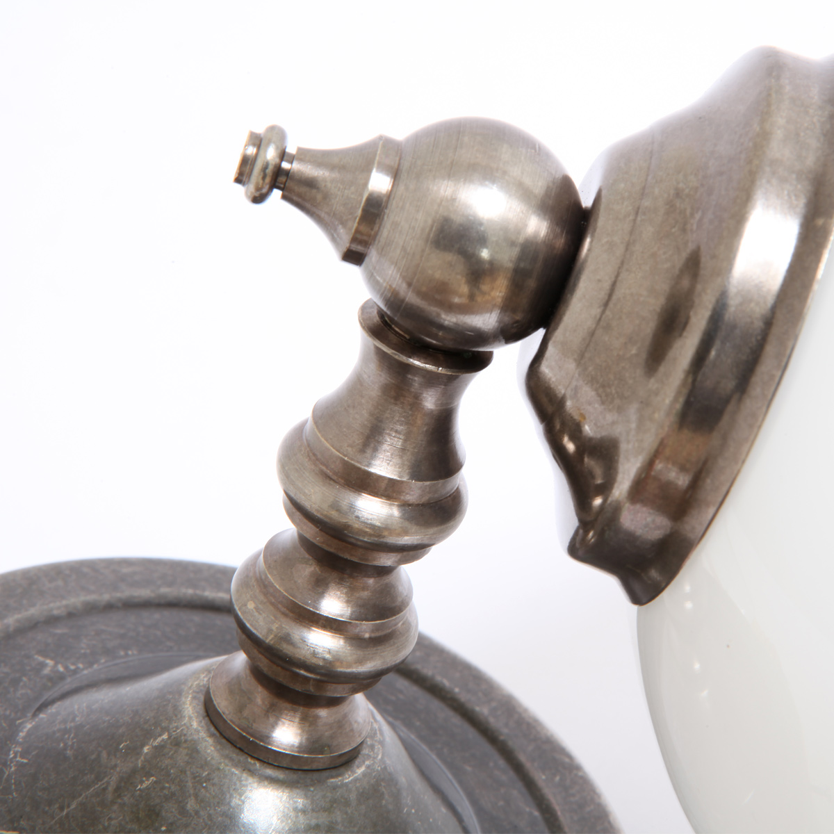 Bild 9: Messing alt-silbern patiniert Kleine Glaskugel-Wandleuchte mit kurzem Arm: Messing alt-silbern patiniert