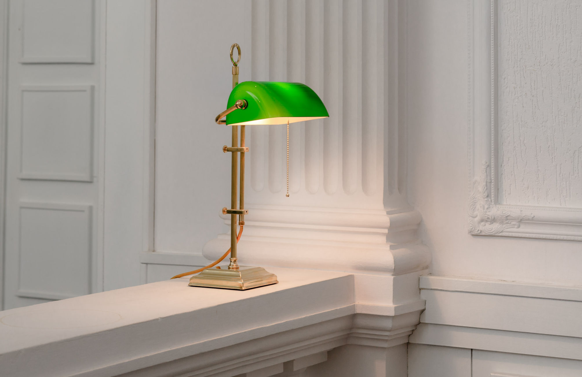 Banker’s Lamp – klassische Schreibtischleuchte mit Glasschirm: Messing poliert, unlackiert, grüner Schirm