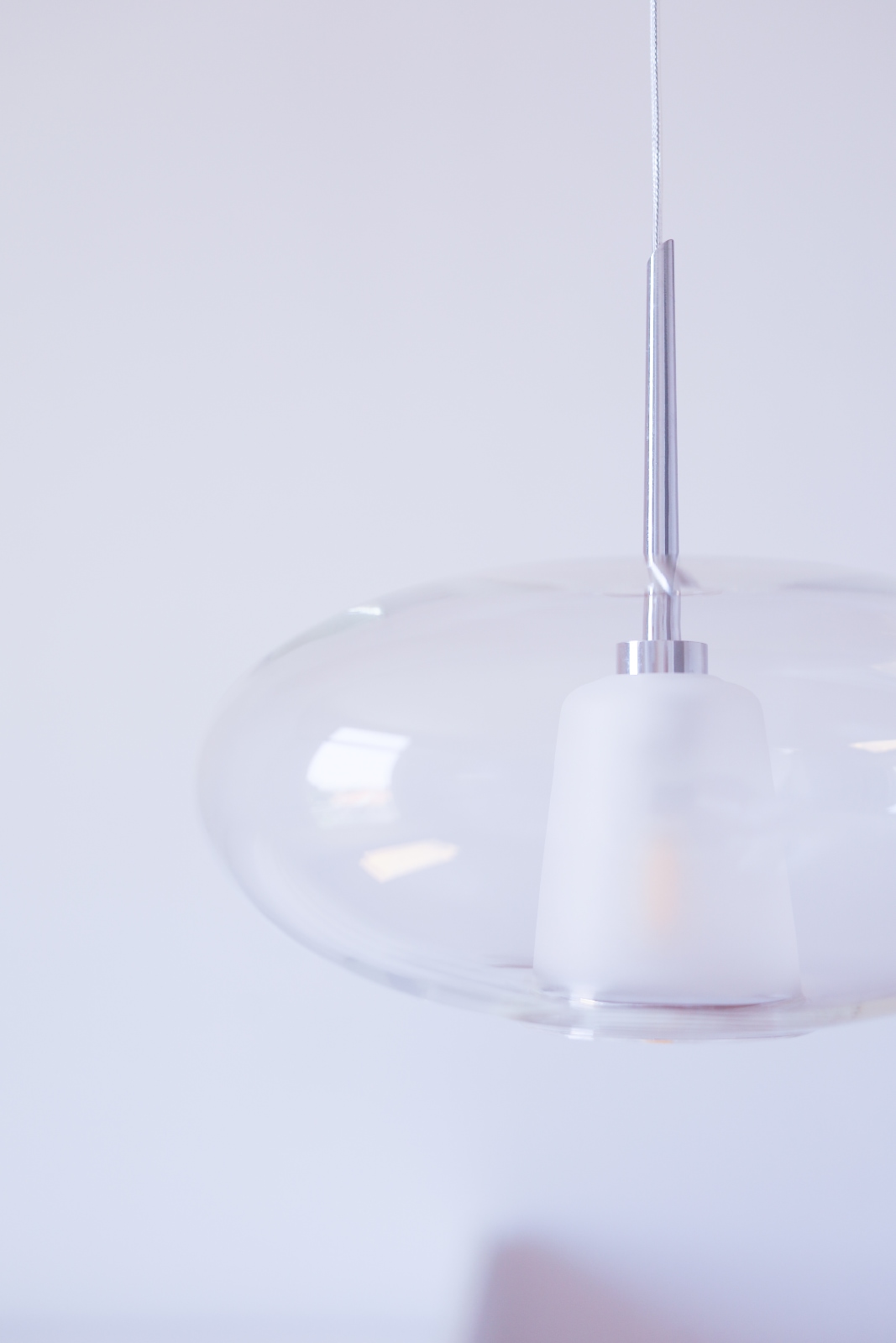 Bild 5: Das Modell mit klarem Glas (ausgeschaltet) Glas-Pendelleuchte mit rosafarbenem Rauchglas: Das Modell mit klarem Glas (ausgeschaltet)