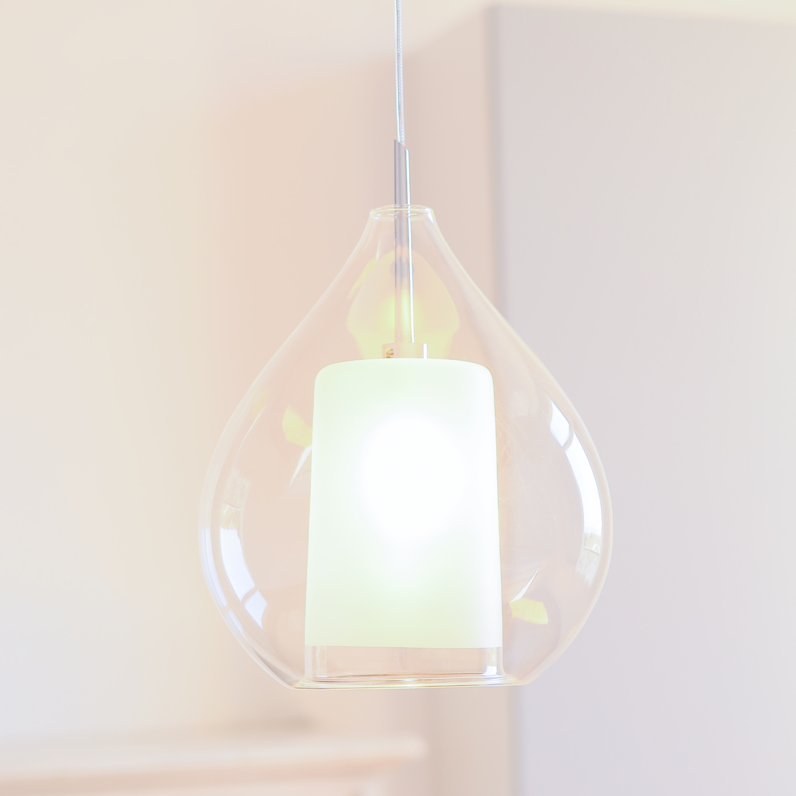 Bild 1: Die Hängeleuchte mit klarem Glas und verchromter Aufhängung  Schöne Pendelleuchte CIRCÉ, klar oder opalweiß: Die Hängeleuchte mit klarem Glas und verchromter Aufhängung