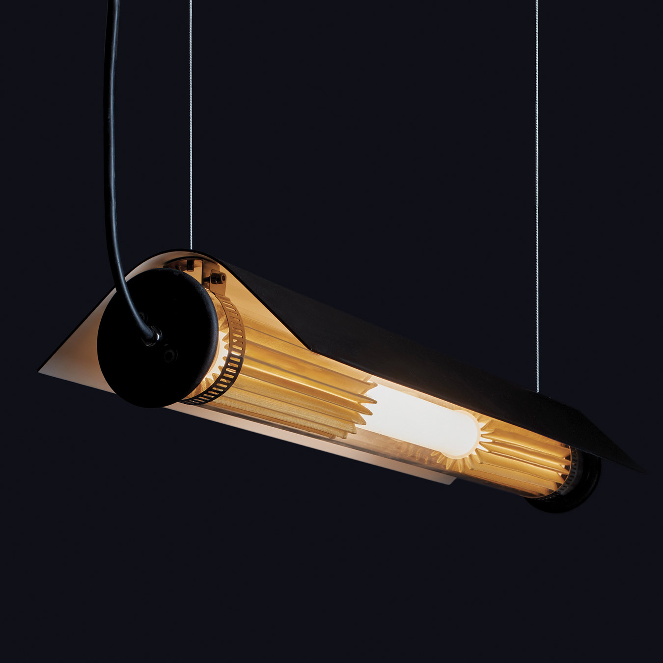ITT 360° WING: LED-Röhren-Hängeleuchte mit Flügel-Schirm, 160 cm
