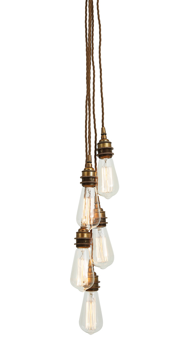Pendelleuchten-Gruppe aus fünf einfachen Fassungs-Lampen: Fassungslampen mit „Edison“-Glühbirnen, hier eng gebündelt und gestaffelt (in „Alt-Messing patiniert“)