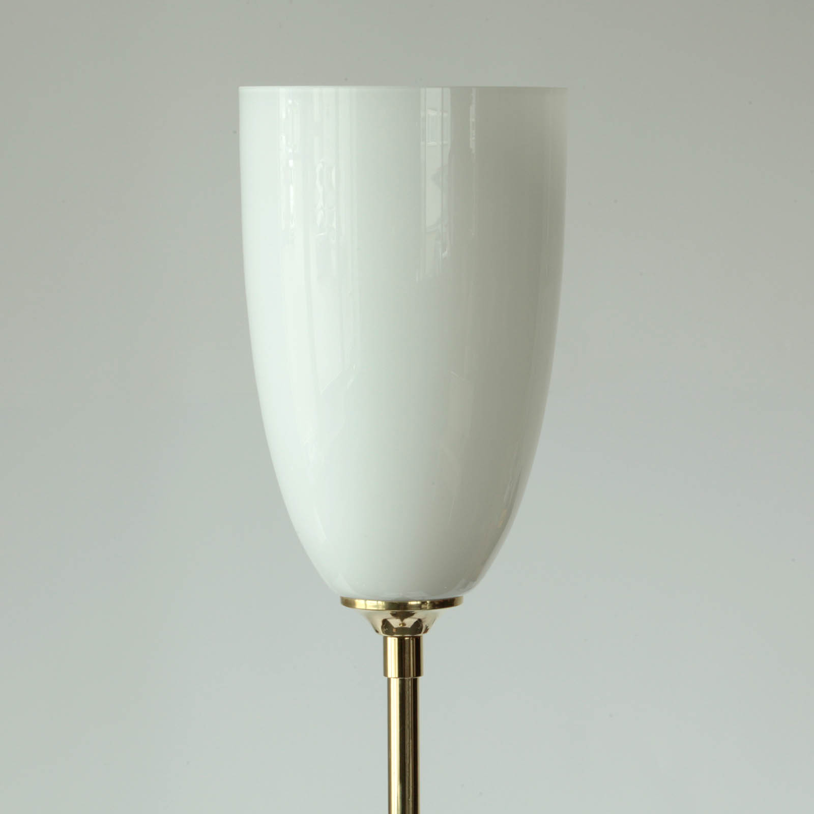 Art déco-Deckenfluter mit Kelch-Glasschirm: Messing poliert und lackiert mit weiß glänzendem Opalglas