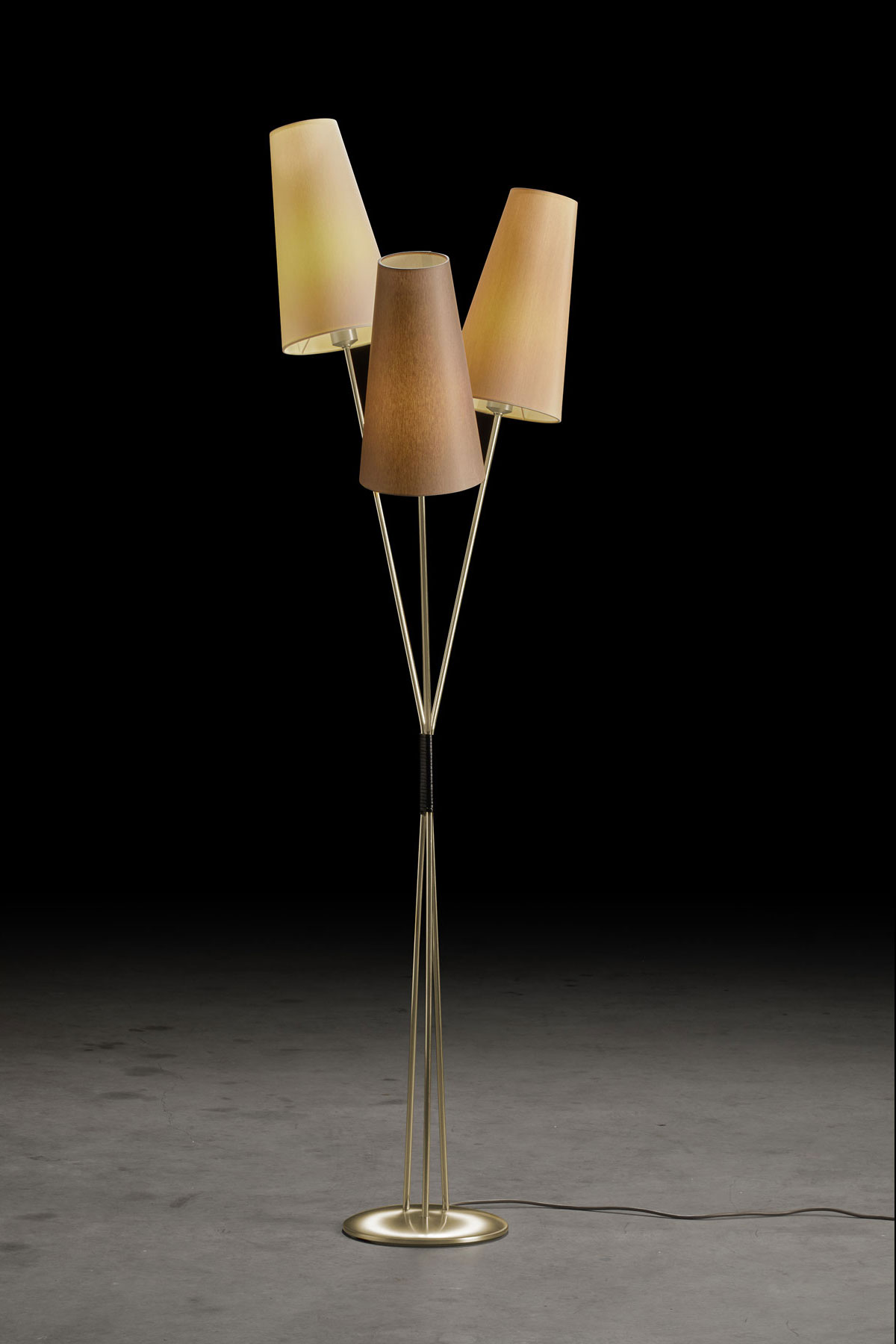 Zweiflammige Stehlampe im 50er Jahre-Look mit Stoffschirmen FIFTIES, viele Farben: Gestell in Messing matt, Schirme in Champagner, Sand, Taupe  (BEISPIELBILD vom dreiflammigen Modell)