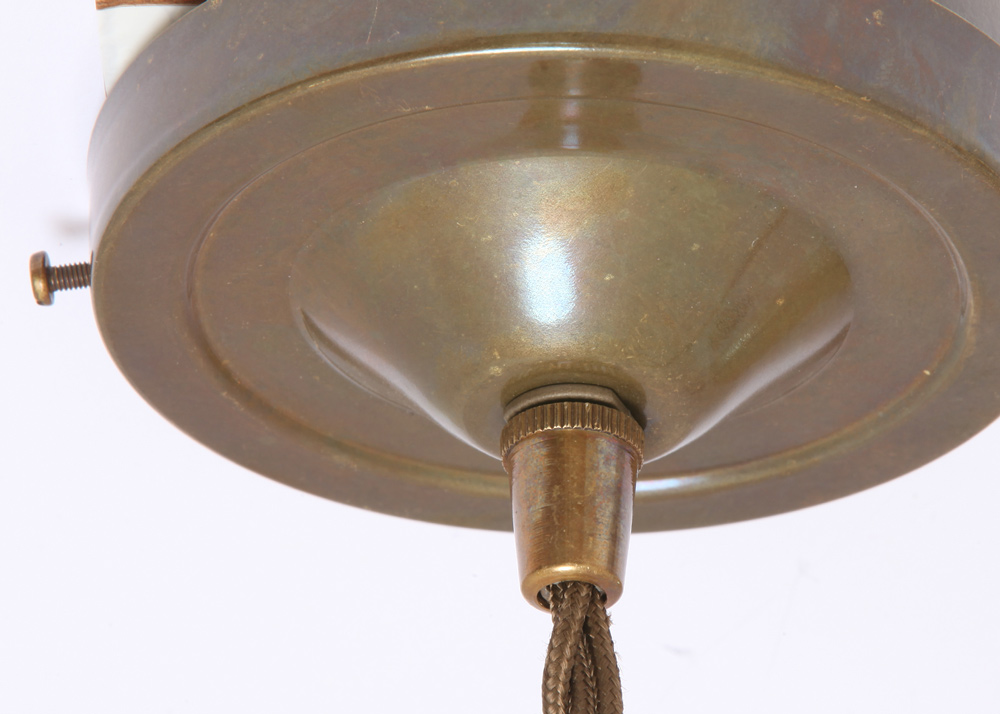 Schlichte Hängeleuchte zum Einsatz mit Edison-Glühlampe: Alt-Messing patiniert