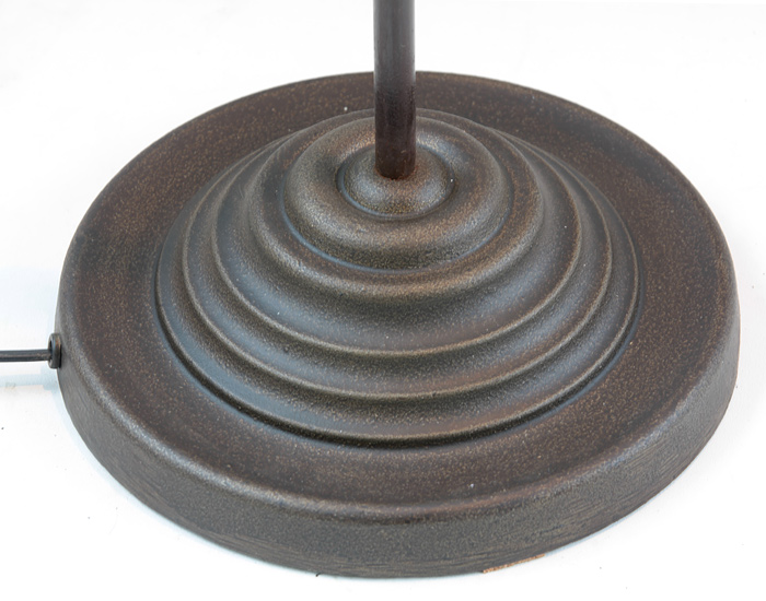 Bild 3: Der getreppte Sockel GARDE Stehlampe mit kleinem Kupferschirm: Der getreppte Sockel