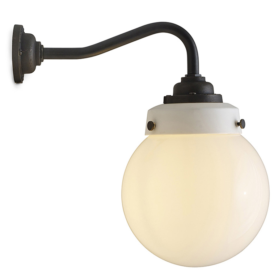 Wandleuchte HAMPTON mit IP44: Opalglas-Kugel, Keramik, Messingguss Wandleuchte HAMPTON mit IP44: Opalglas-Kugel, Keramik, Messingguss