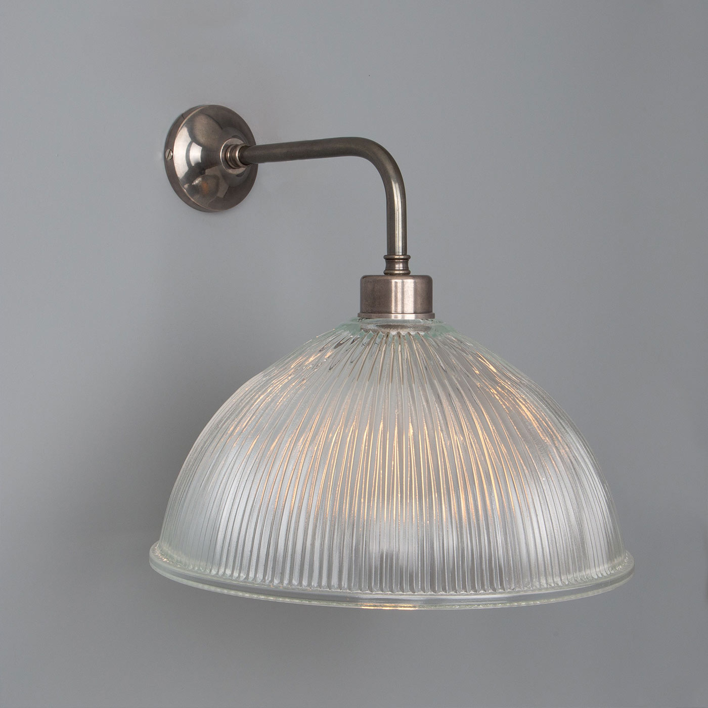Bild 6: alt-silbern patiniert Wandleuchte mit großem prismatischem Glasschirm Ø 30 cm: alt-silbern patiniert