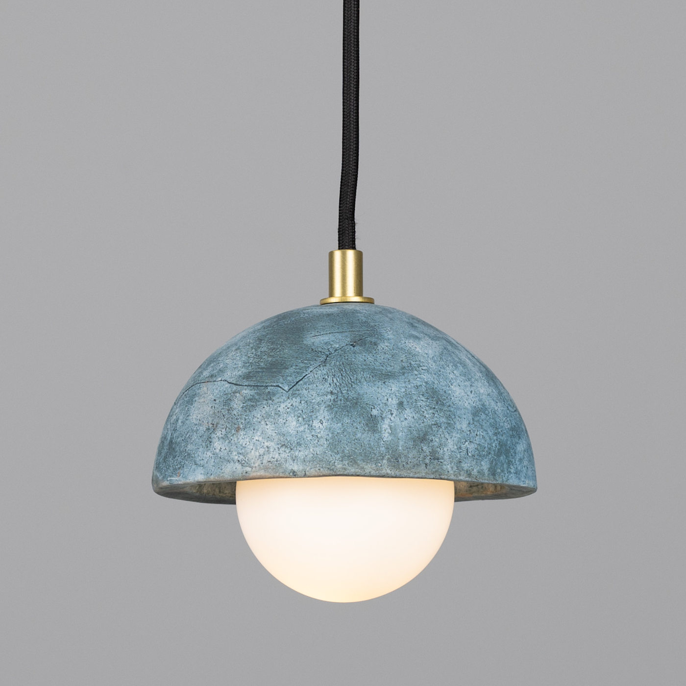 Kleine Halbkugel-Pendelleuchte aus blauer Keramik Kleine Halbkugel-Pendelleuchte aus blauer Keramik