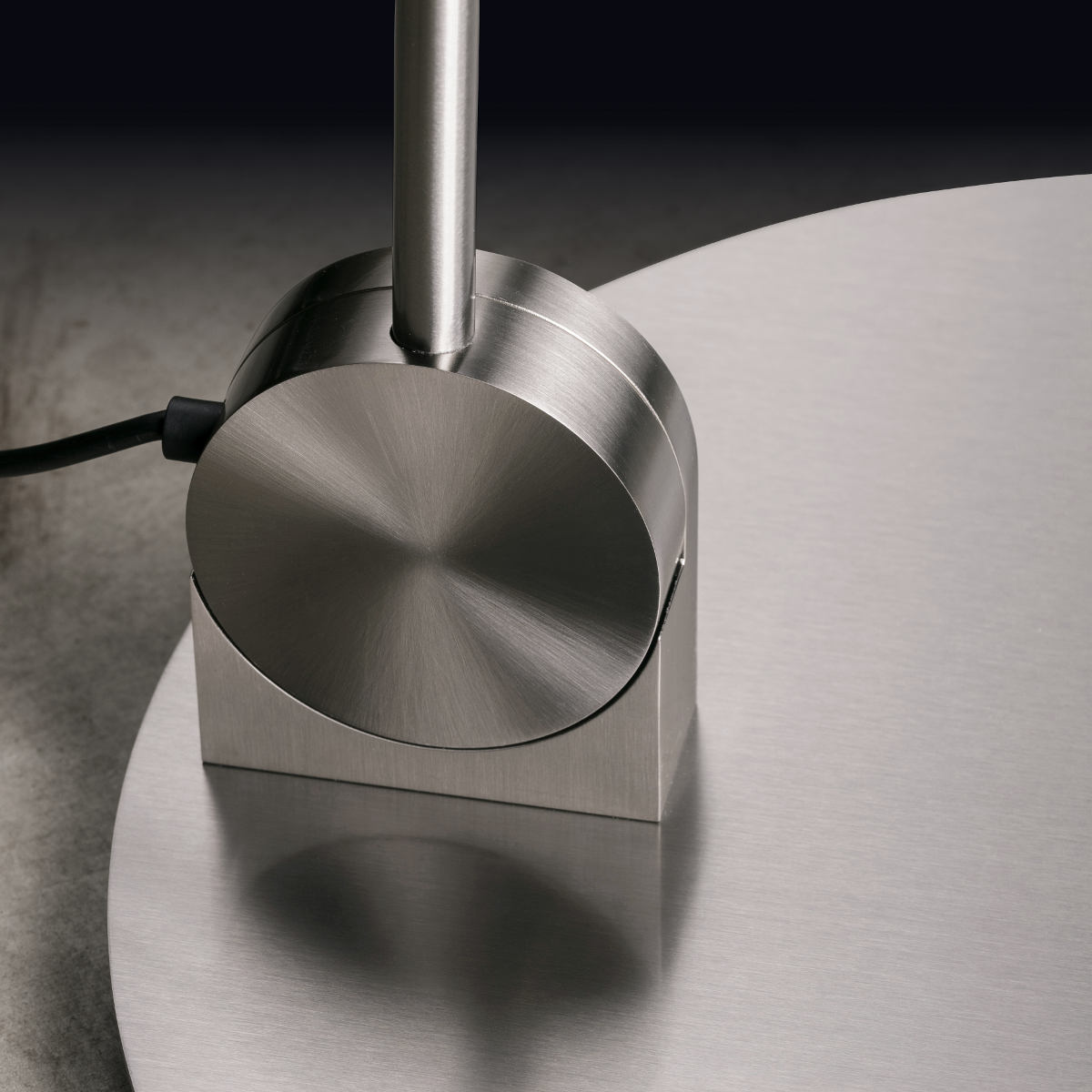 Neig- und schwenkbare Bogenleuchte mit Opalglas-Schirm AMOR: Die Sockelplatte lässt sich um 90 Grad drehen.