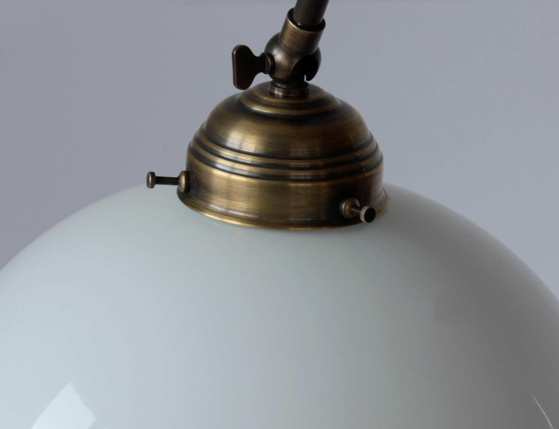 Fig. 3: Metallteile in antik handpatiniert Nostalgic Floor Lamp With Glass Shade on Ornate Arched Brass Arm: Metallteile in antik handpatiniert