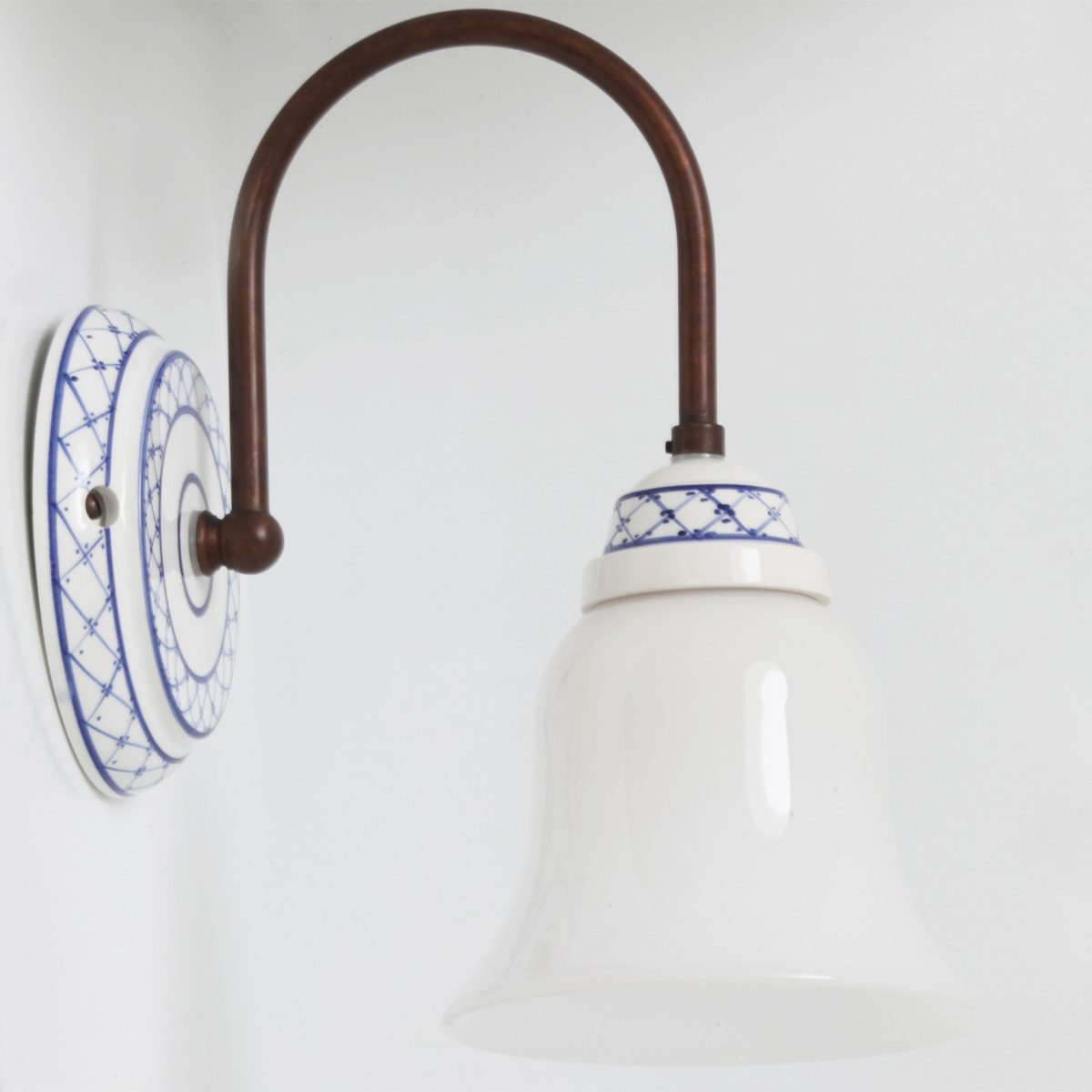 Fig. 3: Ausführung mit mundgeblasenem glatten Milchglas und handbemaltem Dekor Charming Italian Ceramic Wall Light TORCIO: Ausführung mit mundgeblasenem glatten Milchglas und handbemaltem Dekor