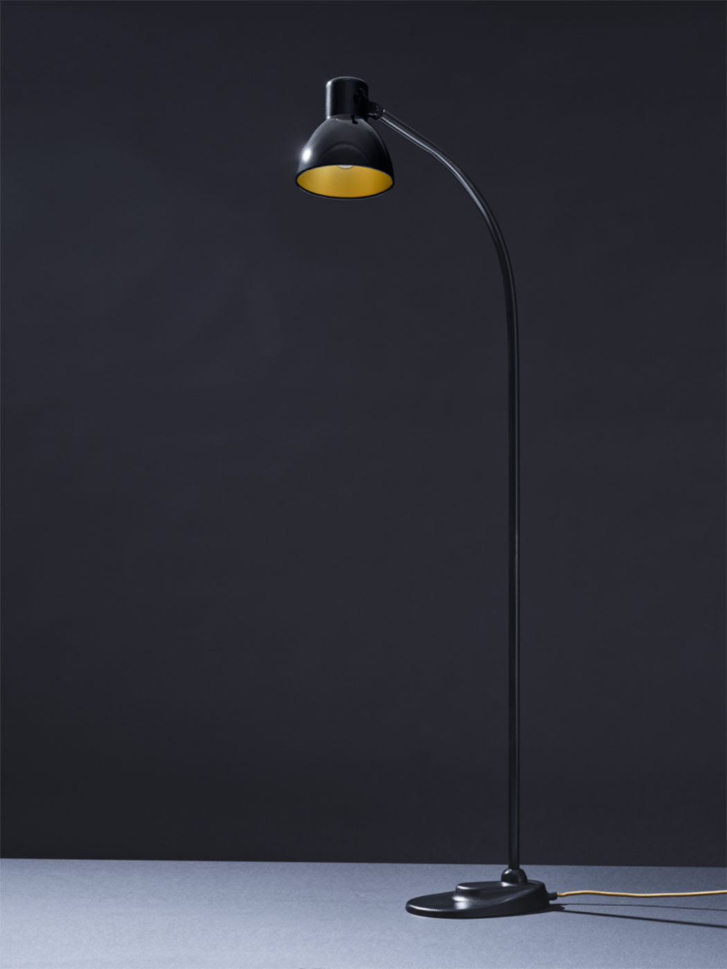 Bild 2: Die Reflektor-Innenseite ist gold-metallic lackiert und sorgt so für eine angenehm warme Beleuchtung – ideal zum Lesen Bauhaus-Stehleuchte Modell 967-S: Die Reflektor-Innenseite ist gold-metallic lackiert und sorgt so für eine angenehm warme Beleuchtung – ideal zum Lesen