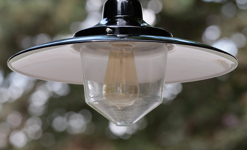 Flache, klassische Hängeleuchte mit Milchglas-Sturz HANNOVER: Die typische Industrielampe mit Glaszylinder Hannover, hier mit 400 mm Durchmesser