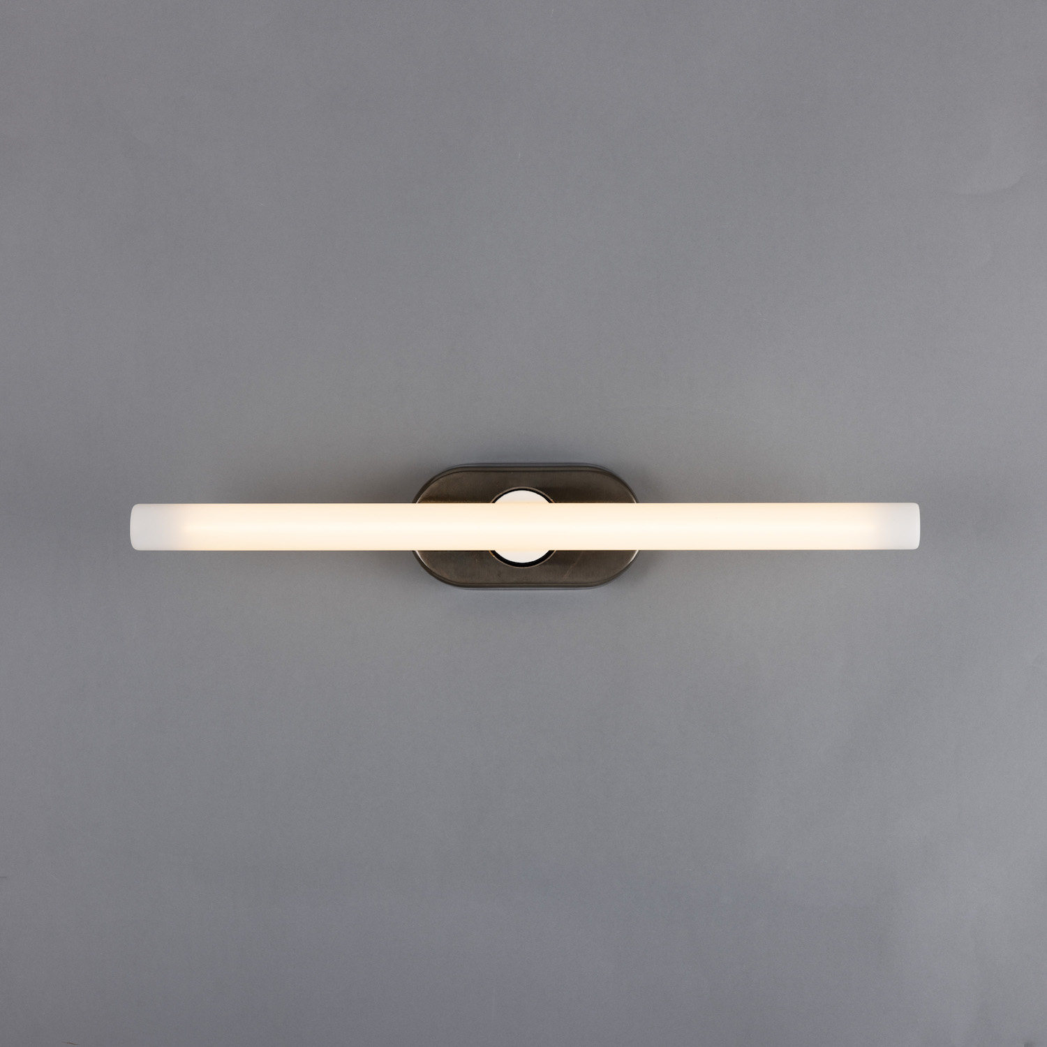 Minimalistische Wand- oder Spiegelleuchte aus Messing: Messing alt-silbern patiniert, Modell 2