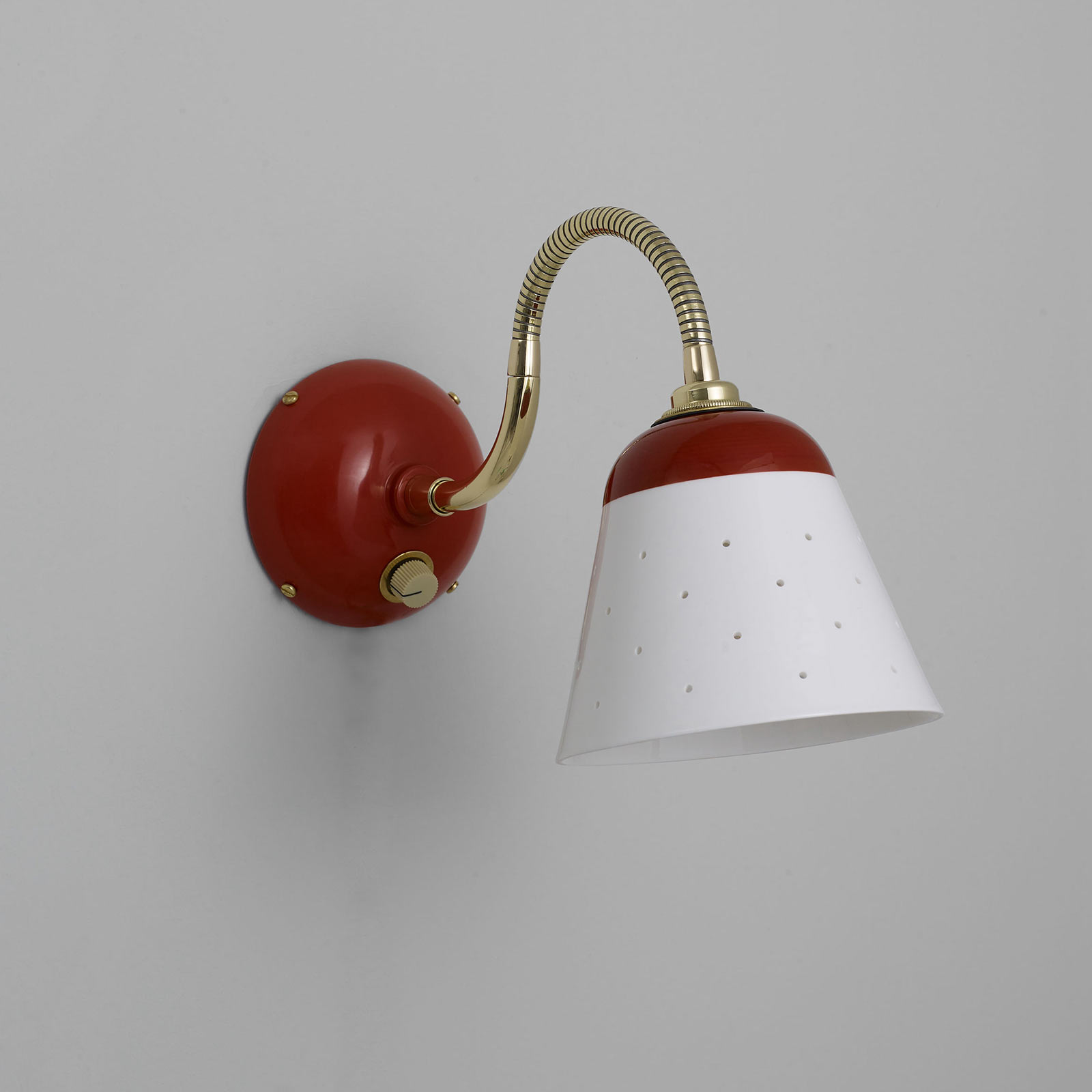 Flexible Wandleuchte ALMA mit perforiertem Porzellan-Schirm im Stil der 1950er: Version zum Direkt-Anschluss mit Dimmer, Ausführung Korallen-Rot