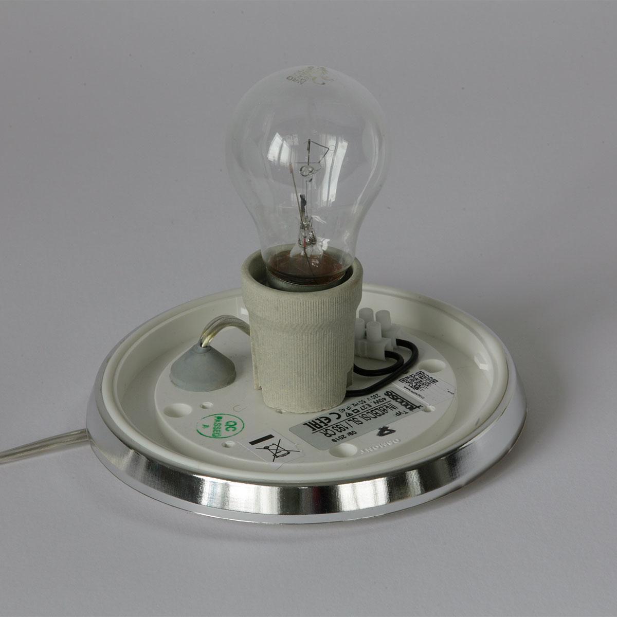 Kugel-Tischleuchte BINA aus Opalglas, Ø 20–30 cm: Sockel mit Bajonettverschluss, hier in Chrom