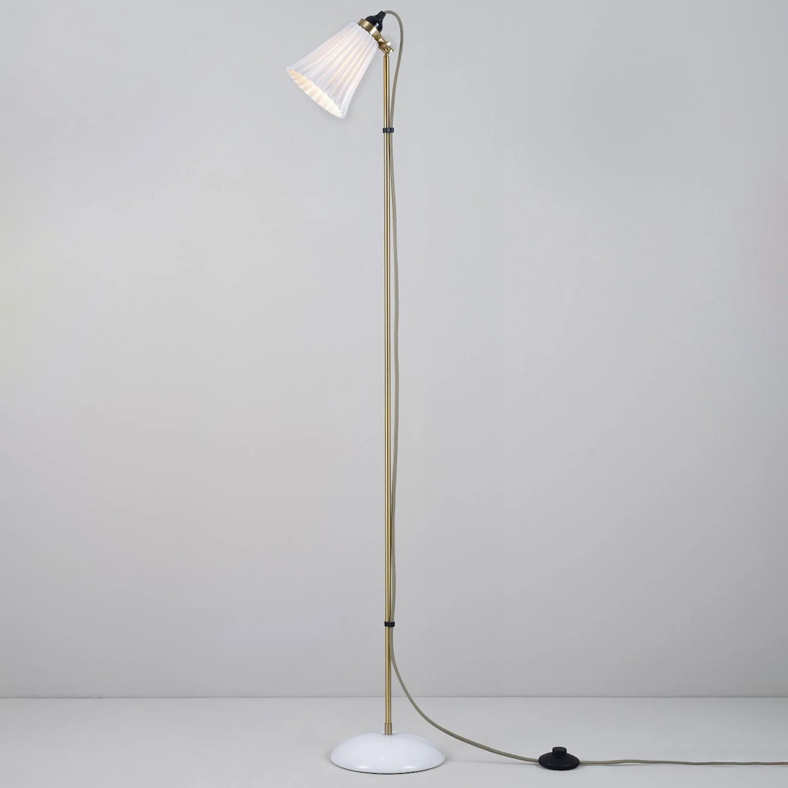 Charmante Stehlampe mit plissiertem Porzellanschirm: Die Ausführung mit Armaturen in Messing satiniert (+ grauem Baumwollkabel)