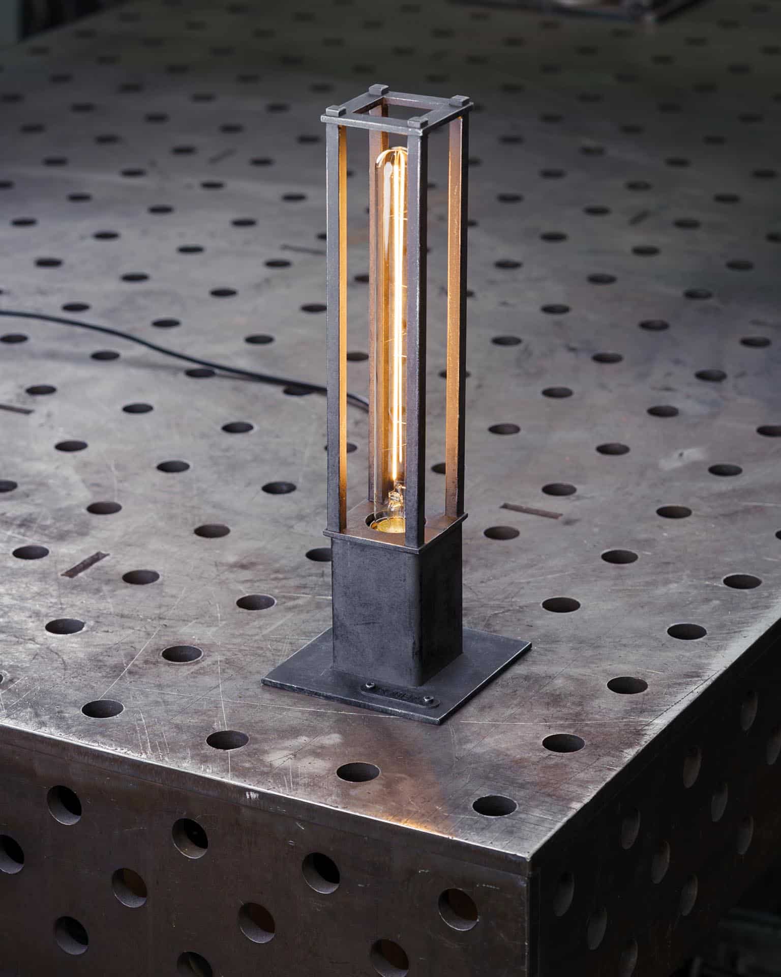 Tischleuchte für ein langes Röhren-Leuchtmittel TL4109: Oberfläche „Eisen natur“