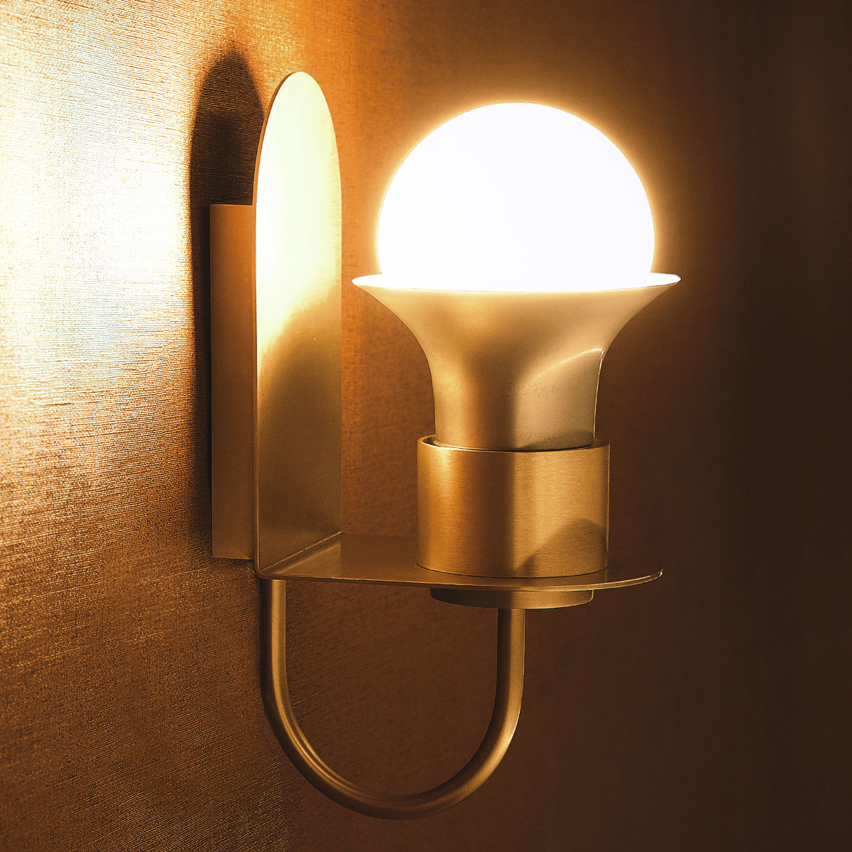 Französische Design-Wandleuchte aus Messing und Glas