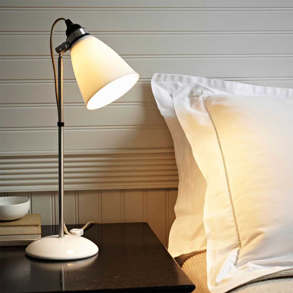 Verstellbare Tischleuchte aus Porzellan HECTOR: Stilvolle Nachttischlampe: Das mittlere Modell der Porzellan-Tischleuchte HECTOR
