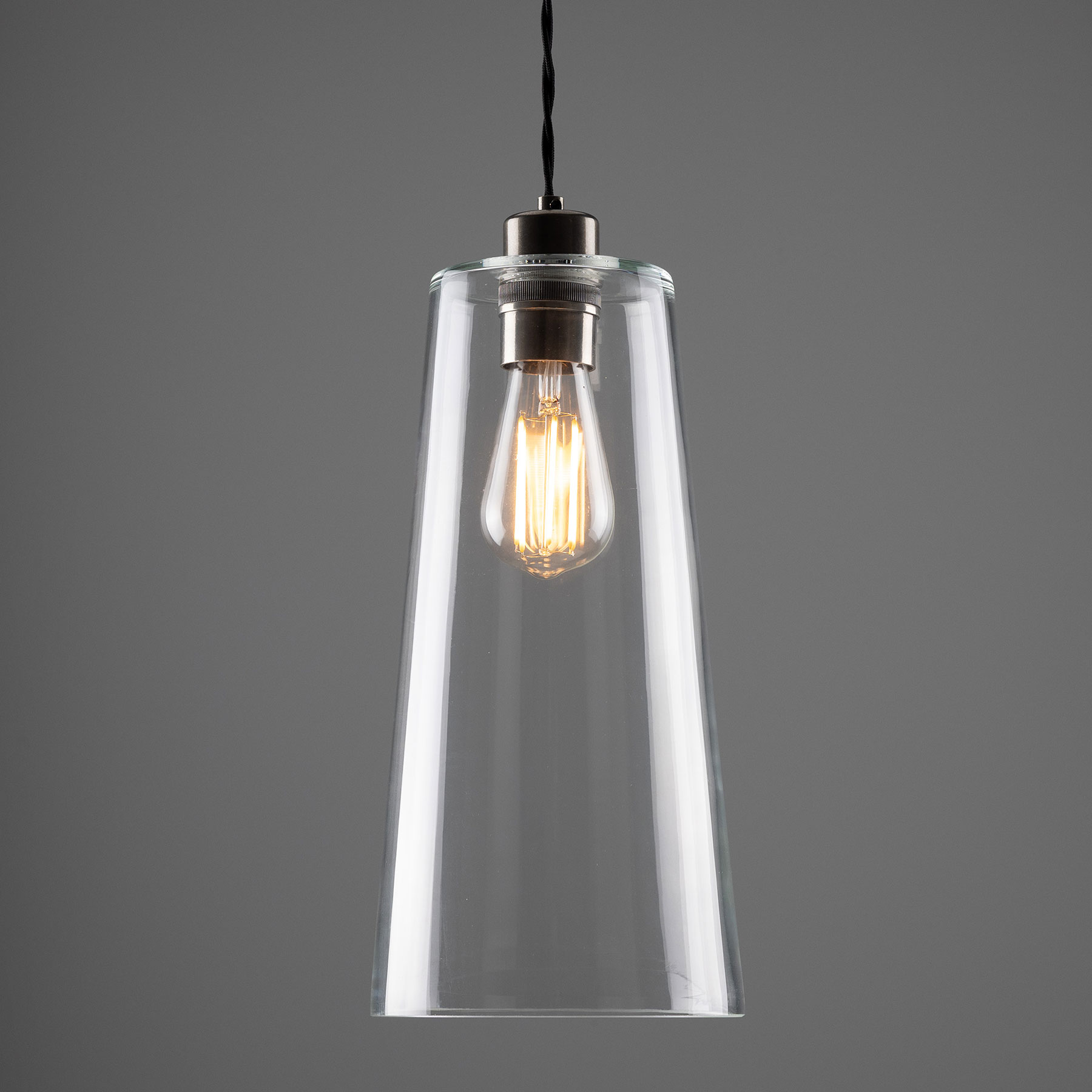 Schlanke Pendelleuchte mit 40 cm hohem Glas-Schirm