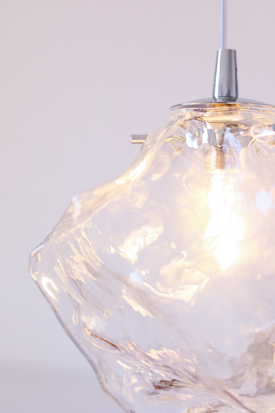 Hängeleuchte QUARTZ mit organisch geformtem Klarglas, Bild 2 Hängeleuchte QUARTZ mit organisch geformtem Klarglas, Bild 2