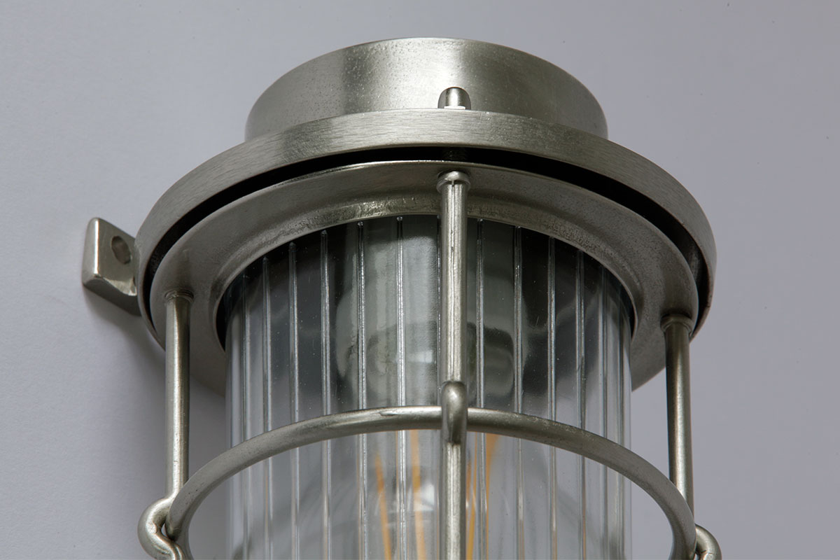 Vergitterte Schiffs-Wandlampe (Kellerleuchte) mit Glas-Zylinder, IP64: Messing Nickel matt