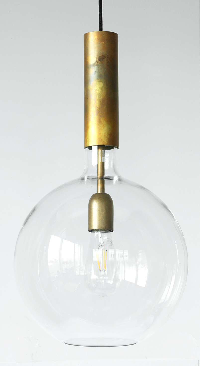 Exklusive Design-Kugelleuchte aus Glas und Messing ROSALIA: Die Pendelleuchte aus Schweden kombiniert eine mundgeblasene Glas-Kugel mit rohem Messing (kleines Modell)