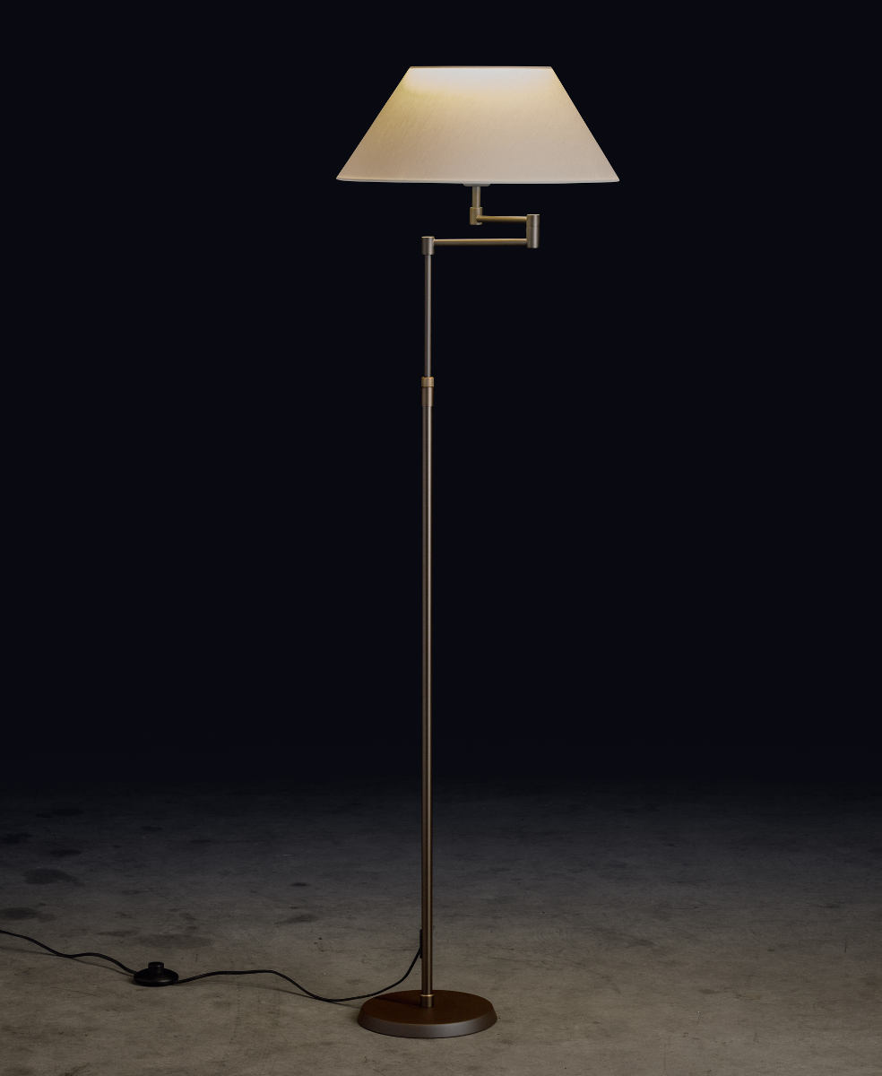 Fig. 3: Oberfläche Fumé matt, Chintz-Schirm Champagner Brass floor light 6348 with fabric shade and jointed arm: Oberfläche Fumé matt, Chintz-Schirm Champagner