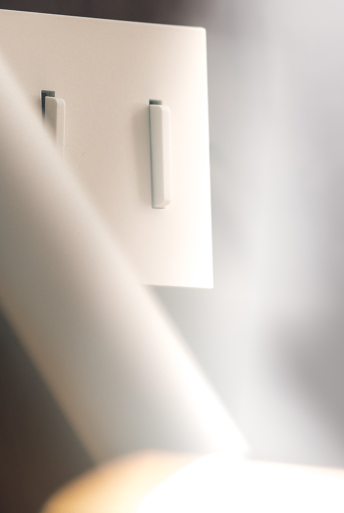 Schwenkbare Schlafzimmerleuchte FIT mit Hintergrundbeleuchtung: ©David Pillet
